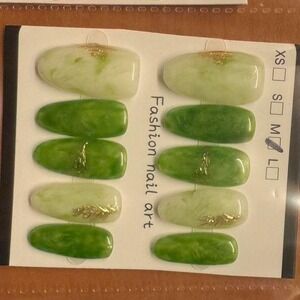 Verdant Veil" Press-On Nail Set – Jade Marble with‎ Gold Foil Accents